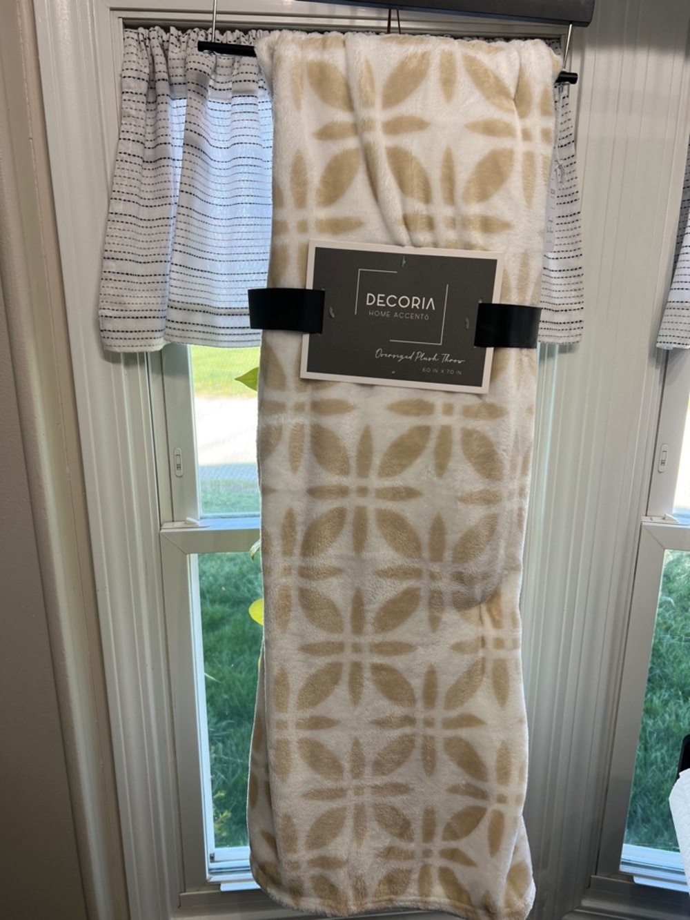 Decoria Plush Throw Blanket in Cream & white